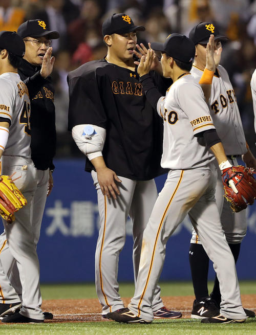 ヤクルト対巨人　試合後、増田大（右）とタッチを交わす原監督（左）と山口（撮影・狩俣裕三）