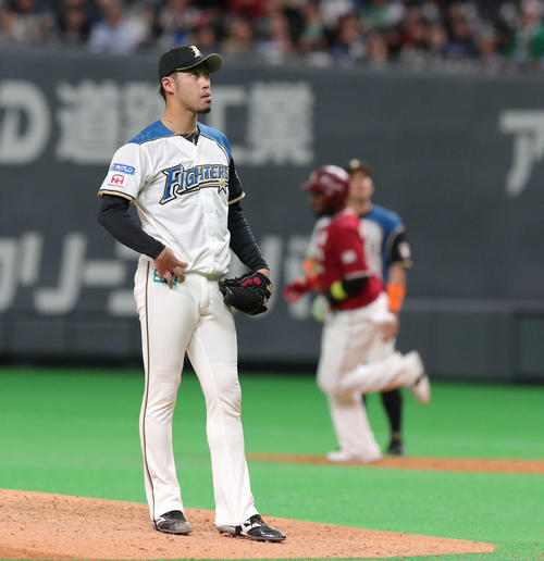 日本ハム対楽天　9回表楽天1死一、二塁、ウィーラー（右奥）に左越え3点本塁打を浴びる日本ハム秋吉（撮影・佐藤翔太）　　