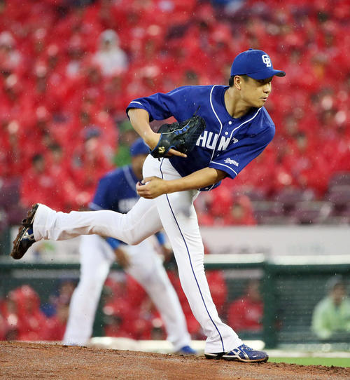 広島対中日　広島打線を相手に力投する大野雄（撮影・栗木一考）