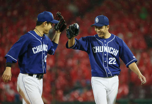 広島対中日　7回、ピンチを切り抜け堂上（左）とタッチする大野雄（撮影・栗木一考）