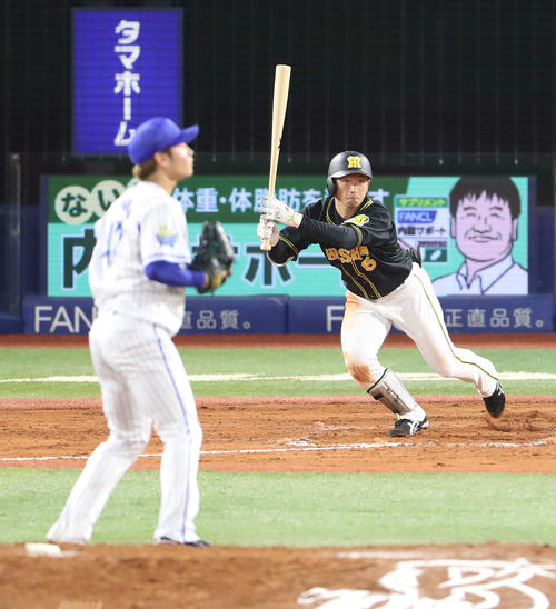 DeNA対阪神　7回表阪神2死満塁、2点適時打を放つ近本。投手砂田（撮影・河野匠）