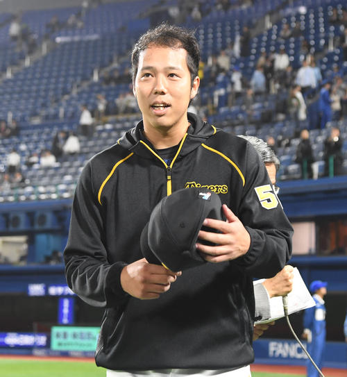 DeNA対阪神　DeNAに勝利しファンにあいさつする青柳（撮影・奥田泰也）