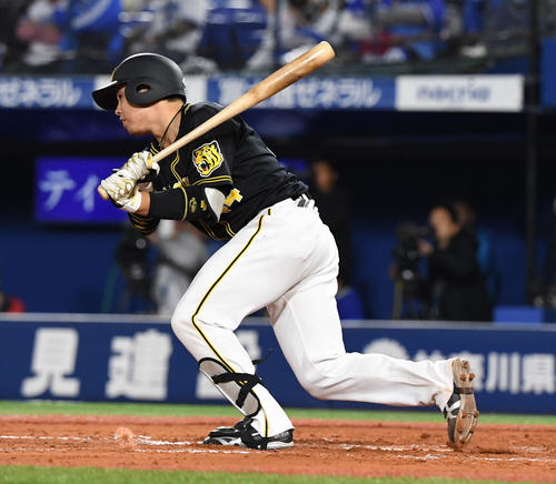 DeNA対阪神　7回表阪神無死二塁、左前安打を放つ梅野（撮影・奥田泰也）