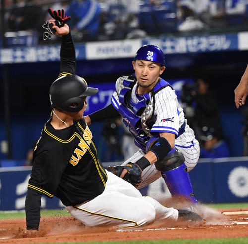 DeNA対阪神　6回表阪神1死三塁、近本の遊ゴロで木浪は本塁突くもアウトとなる（2019年4月23日）