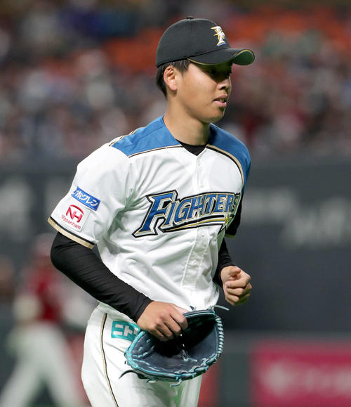 日本ハム対楽天　5回表を投げ終え、ベンチに戻る日本ハム杉浦（撮影・佐藤翔太）　　