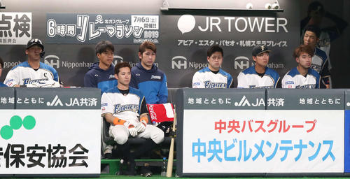 日本ハム対楽天　9回裏、ベンチで渋い表情の杉浦（左から2人目）ら日本ハムナイン（撮影・黒川智章）