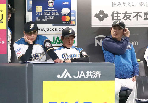 日本ハム対楽天　6回表楽天無死、投手交代直後に本塁打を浴び渋い表情の栗山監督（中央）ら首脳陣（撮影・黒川智章）
