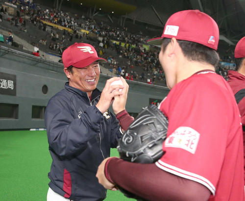 日本ハム対楽天　試合後、松井から誕生日プレゼントのウイニングボールを受け取る平石監督（撮影・黒川智章）