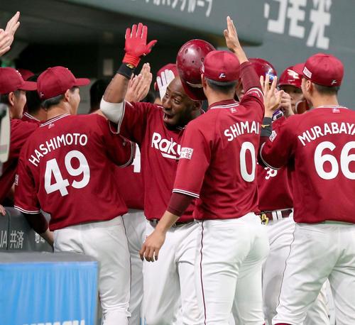日本ハム対楽天　9回表、左越え3点本塁打を放ちナインに出迎えられるウィーラー（中央）（撮影・黒川智章）