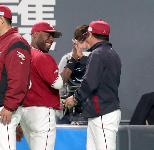 日本ハム対楽天　試合終了後、楽天ウィーラー（左）とハイタッチする平石監督（撮影・佐藤翔太）　　