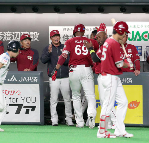 日本ハム対楽天　6回表楽天無死、同点となる中越え本塁打を放ったブラッシュを笑顔で出迎える平石監督（撮影・佐藤翔太）　　