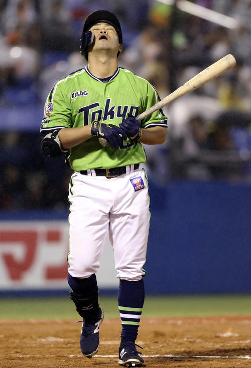 ヤクルト対巨人　7回裏ヤクルト2死、見逃し三振に倒れ、悔しがる青木（撮影・狩俣裕三）