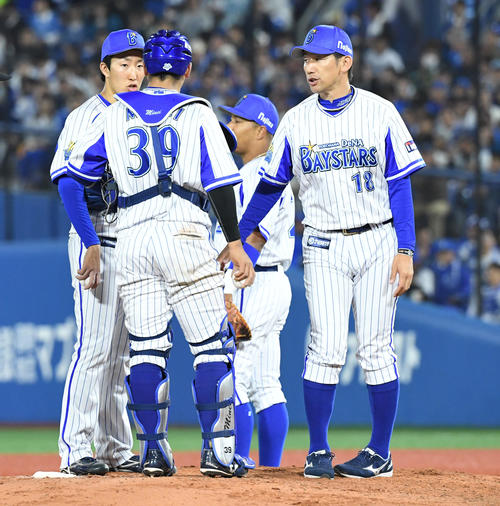 DeNA対阪神　6回表阪神1死一、三塁、大貫晋一（左）の元に行く三浦大輔コーチ（右）（撮影・奥田泰也）