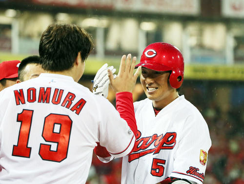 広島対中日　3回裏広島無死、長野は2者連続となる右越え本塁打を放ち野村（左）らとハイタッチ（撮影・栗木一考）