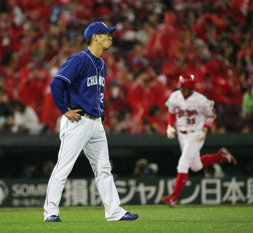 広島対中日　3回裏広島無死、山井は菊池涼に本塁打を浴びる（撮影・栗木一考）