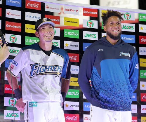日本ハム対楽天　試合終了後、笑顔を見せる日本ハム大田とロドリゲス（右）（撮影・佐藤翔太）　　