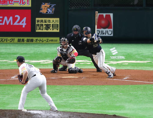 ソフトバンク対オリックス　9回表オリックス1死三塁、伏見寅威は右前に勝ち越し適時打を放つ（撮影・梅根麻紀）
