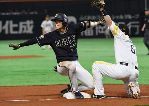 ソフトバンク対オリックス　9回表オリックス1死三塁、中川圭太は右翼線に同点の三塁打を放ち滑り込む（撮影・今浪浩三）
