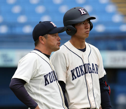 東洋大対国学院大　選手に声をかける国学院大・鳥山監督（左）（撮影・大野祥一）