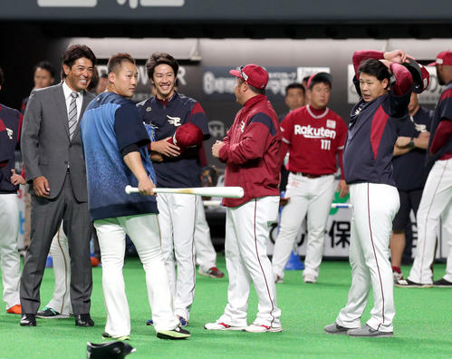 日本ハム対楽天　試合前、談笑する左から日本ハム稲葉SCO、中田、楽天岸、小谷野コーチ、浅村（撮影・佐藤翔太）　　