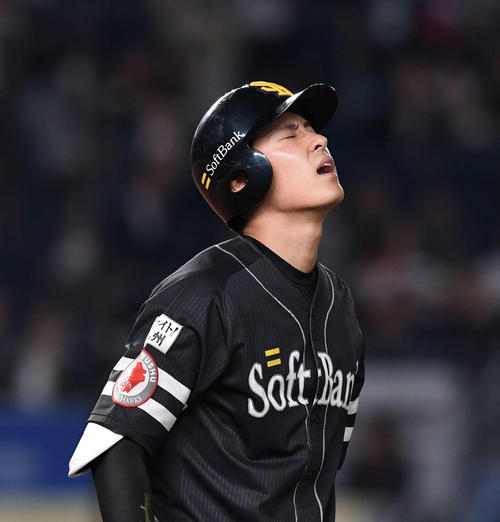 19年4月17日、右手に死球を受けた上林