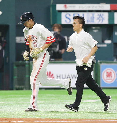7日、7回に負傷し交代する柳田（左）（2019年4月7日撮影）