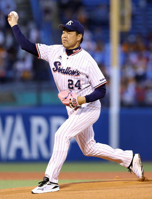 ヤクルト対巨人 始球式を務めるヤクルトOBの内藤氏(撮影・狩俣裕三)