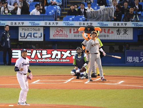 ヤクルト対巨人 始球式で内藤氏の投球を豪快に打つ坂本勇(撮影・山崎安昭)