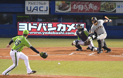ヤクルト対巨人 6回表巨人2死二、三塁、ビヤヌエバは中前に2点適時打を放つ。投手ハフ(撮影・山崎安昭)