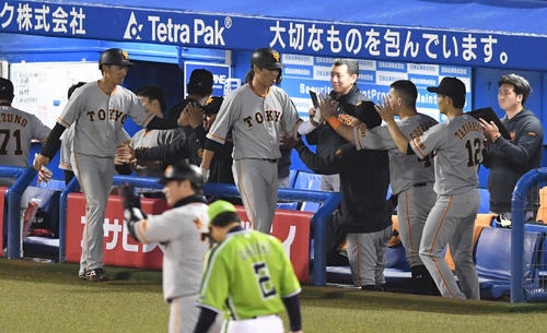 6回表巨人2死二、三塁、ビヤヌエバの2点適時打で生還した坂本勇(中央)と増田大(左)はチームメートとタッチをかわす(撮影・山崎安昭)
