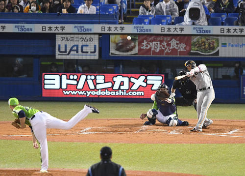 ヤクルト対巨人 2回表巨人1死一、三塁、坂本勇は右越え3点本塁打を放つ。投手ブキャナン(撮影・山崎安昭)