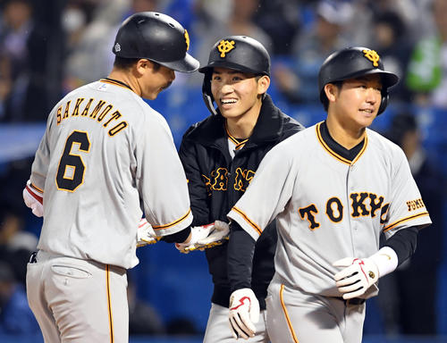 2回表巨人1死一、三塁、6号3点本塁打を放った坂本を迎える先発の高橋優(撮影・たえ見朱実)