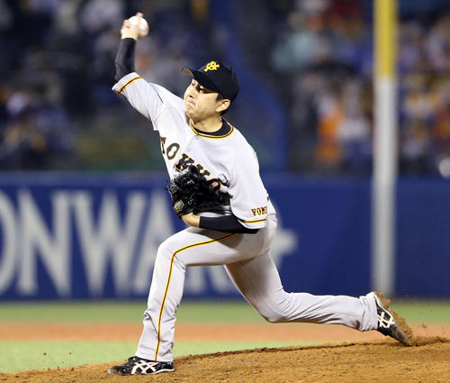 ヤクルト対巨人 6回裏から登板する野上(撮影・狩俣裕三)