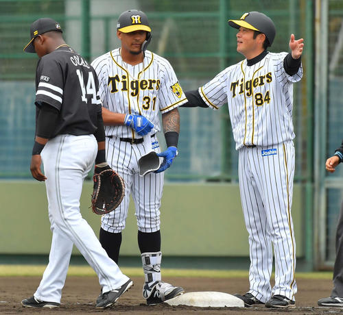 阪神対ソフトバンク2軍戦　6回裏阪神無死一塁、マルテ（中央）は左前打を放ち代走を送られる（撮影・上田博志）