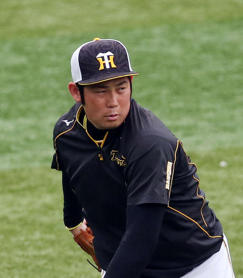 DeNA対阪神　試合前練習でキャッチボールする阪神岩田（撮影・河野匠）