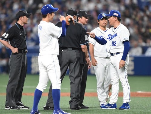 19年4月21日、中日対ヤクルト戦で抗議する与田監督