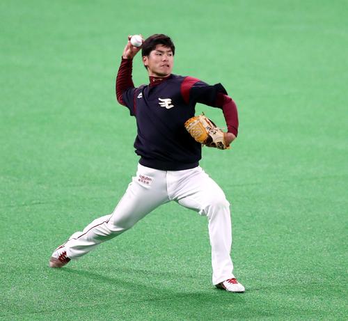 日本ハム対楽天　キャッチボールする古川（撮影・黒川智章）