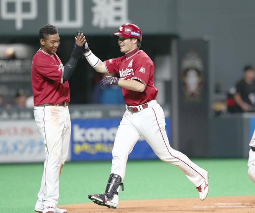 日本ハム対楽天　1回表楽天2死三塁、右越え2点本塁打を放ちオコエ（左）に出迎えられる島内（撮影・黒川智章）