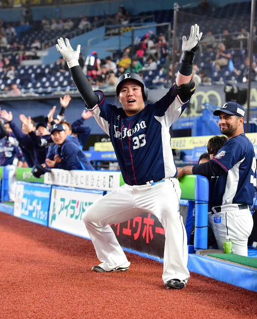 ロッテ対西武　2回表西武無死、山川は左越えに先制ソロ本塁打を放ち「どすこいポーズ」を披露する（撮影・小沢裕）