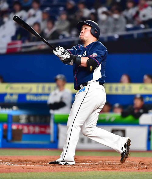 ロッテ対西武　2回表西武無死、山川は左越えに先制ソロ本塁打を放つ（撮影・小沢裕）