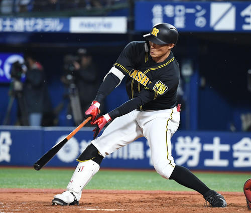 DeNA対阪神　3回表阪神2死一、二塁、糸井は中前適時安打を放つ（撮影・奥田泰也）