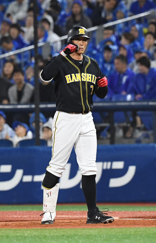 DeNA対阪神　3回表阪神2死一、二塁、糸井は先制中前適時打を放ちガッツポーズ（撮影・奥田泰也）
