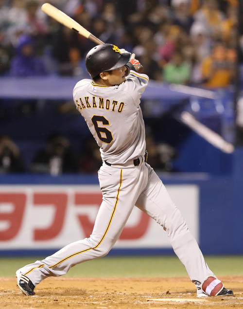 ヤクルト対巨人　2回表巨人1死一、三塁、3点本塁打を放つ坂本勇（撮影・狩俣裕三）