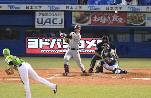 ヤクルト対巨人　2回表巨人1死二、三塁、高橋はプロ初安打となる三塁への適時内野安打を放つ。投手ブキャナン（撮影・山崎安昭）