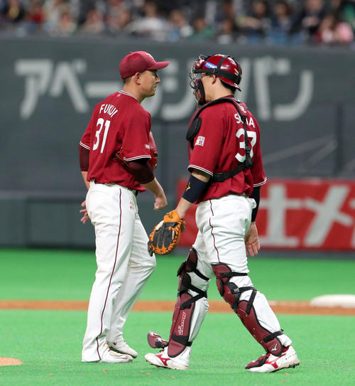 日本ハム対楽天　3回途中で降板する楽天福井（左）（撮影・佐藤翔太）　　