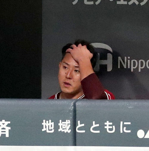 日本ハム対楽天　3回途中で降板しベンチで髪をかき上げる楽天福井（撮影・佐藤翔太）　　