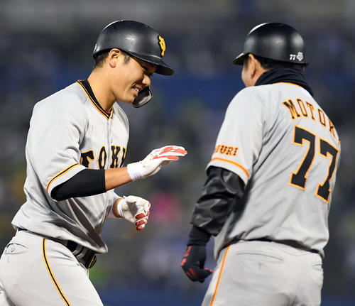 ヤクルト対巨人　2回表巨人1死一、三塁、6号3点本塁打を放った坂本は三塁を回り元木コーチとタッチを交わす（撮影・たえ見朱実）