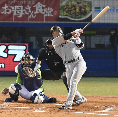 ヤクルト対巨人　2回表巨人1死一、三塁、坂本勇は右越え3点本塁打を放つ。投手ブキャナン（撮影・山崎安昭）