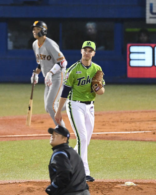 ヤクルト対巨人　2回表巨人1死一、三塁、ブキャナンは坂本勇に3点本塁打を許す（撮影・山崎安昭）