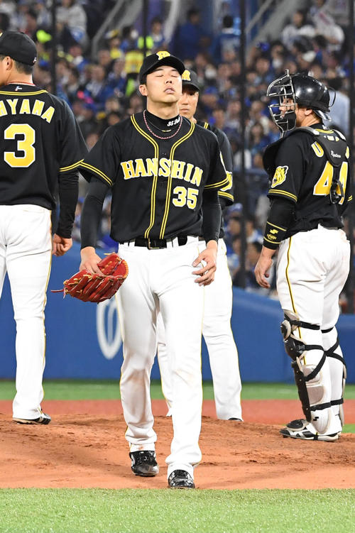 DeNA対阪神　6回裏DeNA1死一、二塁、降板する才木（撮影・奥田泰也）